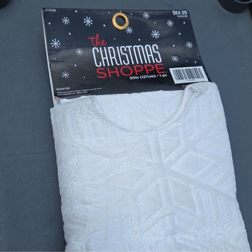 ​NWT Hobby Lobby The Christmas Shoppe White Quilted Snowflake Tree Skirt 50"